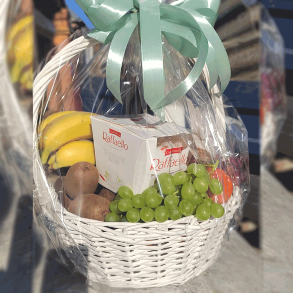 Корзина с фруктами 6 кг. и  Raffaello в Коктебеле