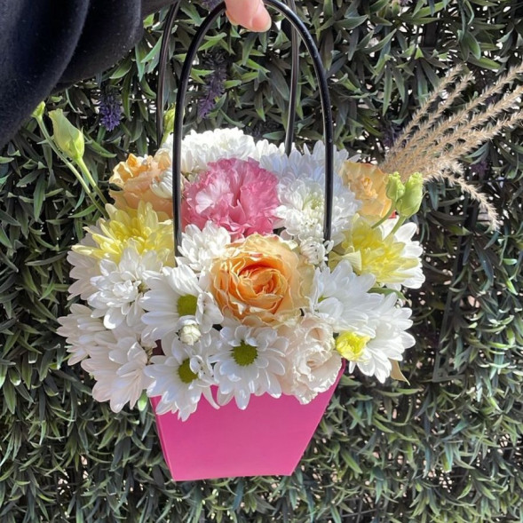 Композиция в коробке «Весеннее пробуждение»  в Коктебеле