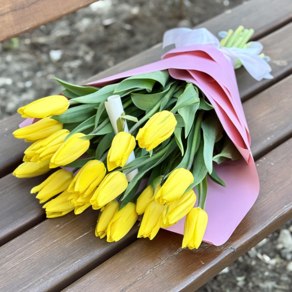 21 желтый тюльпан в Коктебеле