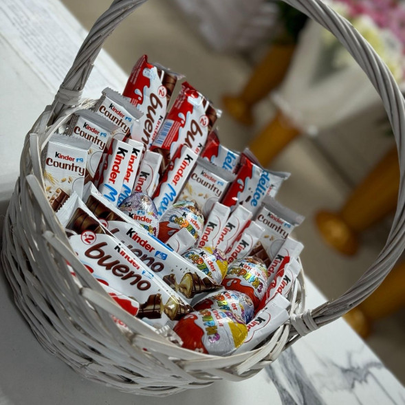 Корзина из сладостей Киндер в Коктебеле