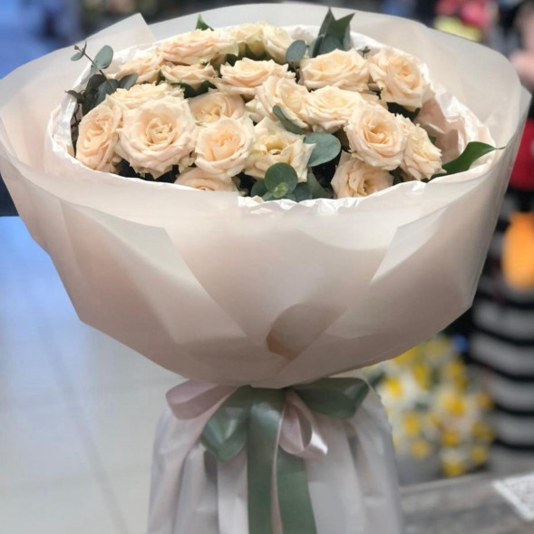 7 кремовых кустовых роз с эвкалиптом в Коктебеле