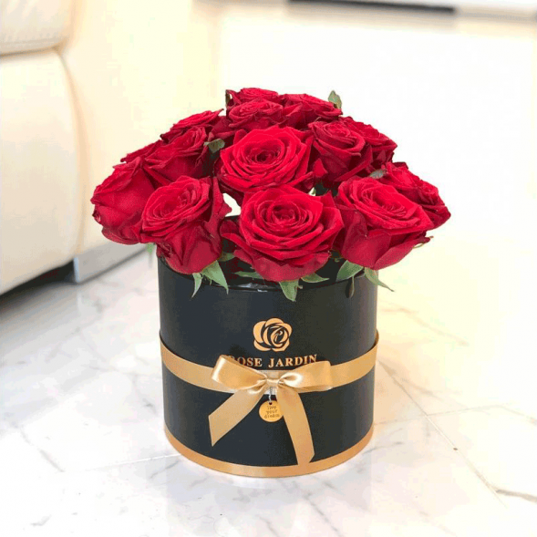15 красных роз в шляпной коробке в Коктебеле