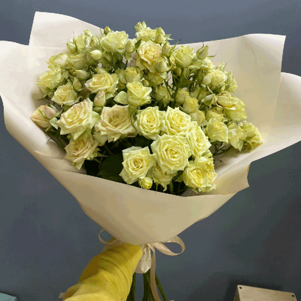 7 кремовых кустовых роз в Коктебеле
