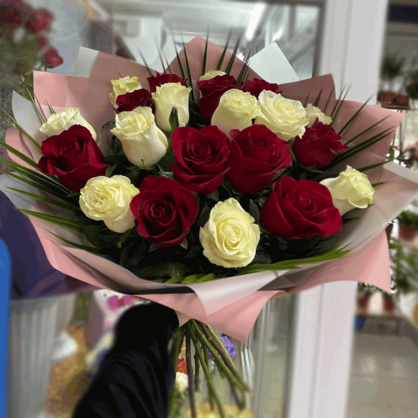 21 красная и белая роза микс в Коктебеле