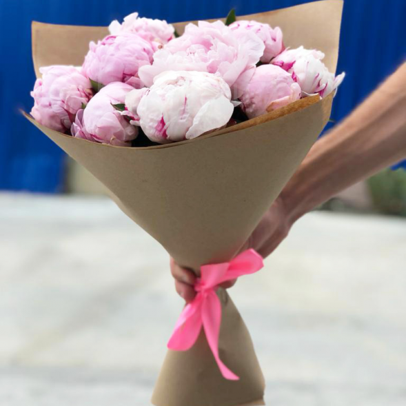 Букет 9 нежных пионов в крафте в Коктебеле