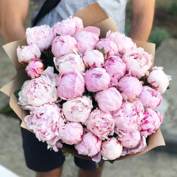 Букет 29 нежных пионов в крафте в Коктебеле