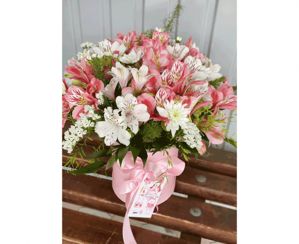 Нежный микс альстромерий в шляпной коробке в Коктебеле