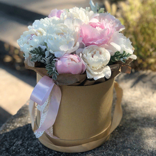 Пионы в шляпной коробке в Коктебеле