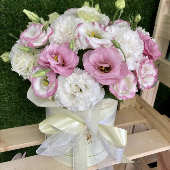 Коробочка с эустомами в Коктебеле