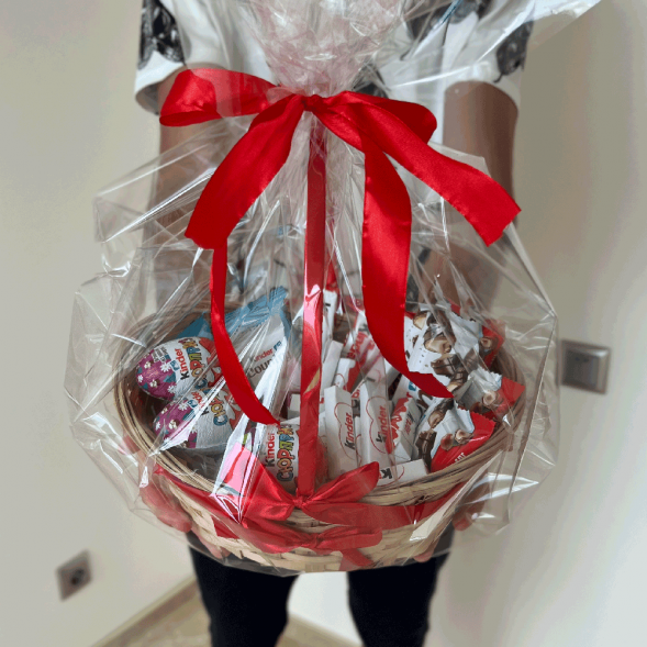 Корзина с киндерами в Коктебеле