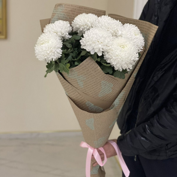 Букет 7 белых одноголовых хризантем в крафте в Коктебеле