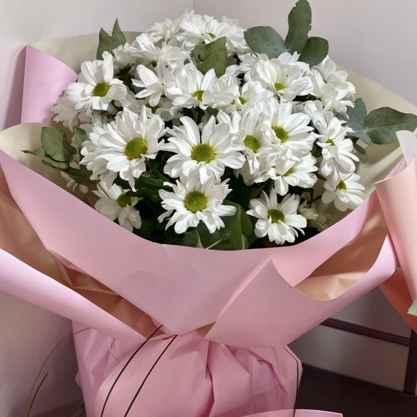 Букет  из 7 белых кустовых хризантем в упаковке в Коктебеле