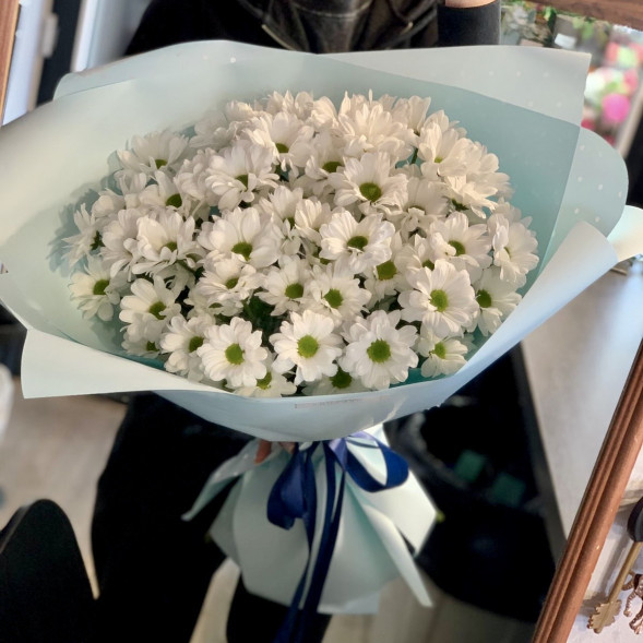 Букет 7 белых кустовых хризантем в Коктебеле