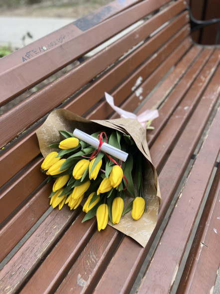 15 жёлтых тюльпанов в Коктебеле