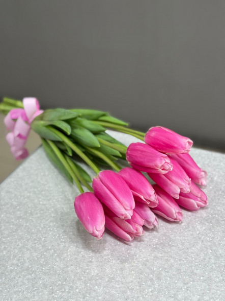 11 розовых тюльпанов в Коктебеле