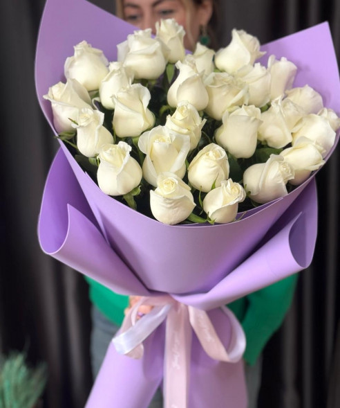 25 белых роз в упаковке Эквадор в Коктебеле