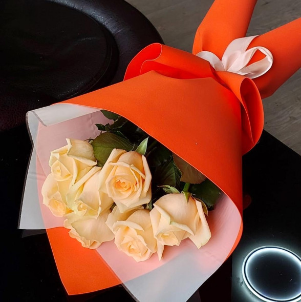 Букет 7 кремовых роз в упаковке в Коктебеле