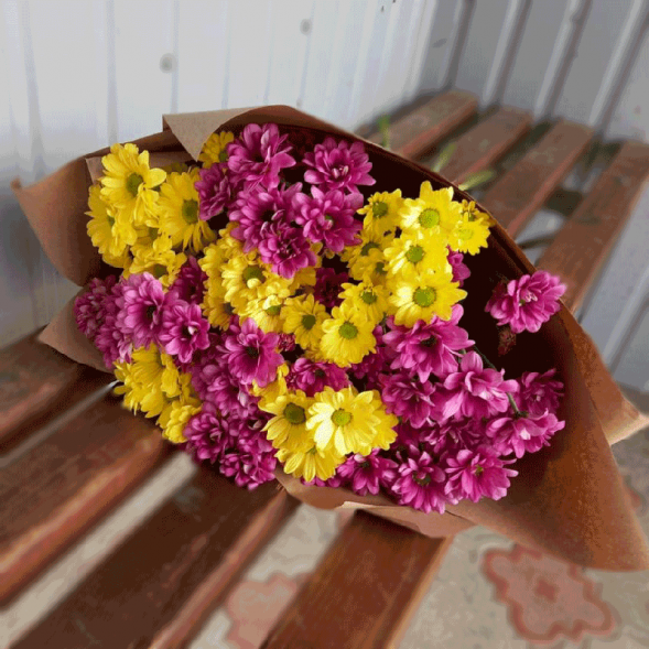 Букет 7 жёлтых и розовых хризантем микс в Коктебеле