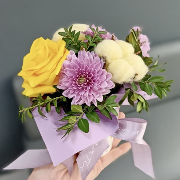 Цветы в стаканчике в Коктебеле