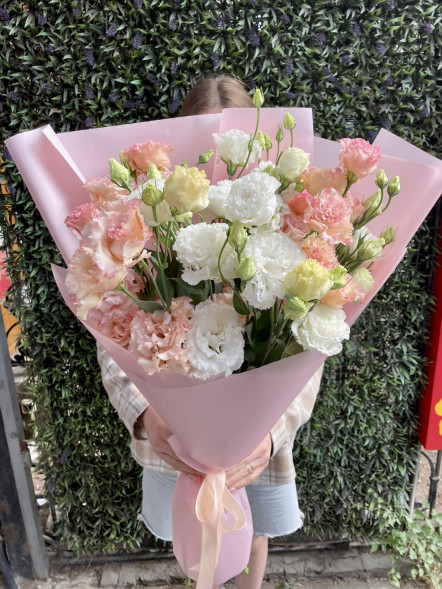Букет 7 белых и нежно-розовых эустом в Коктебеле