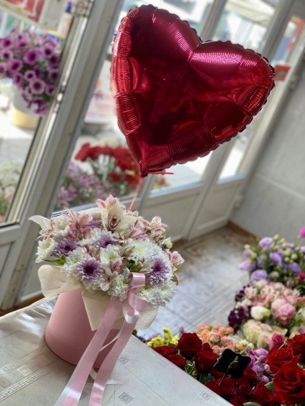 Цветы в коробке и шарик в форме сердца в Коктебеле