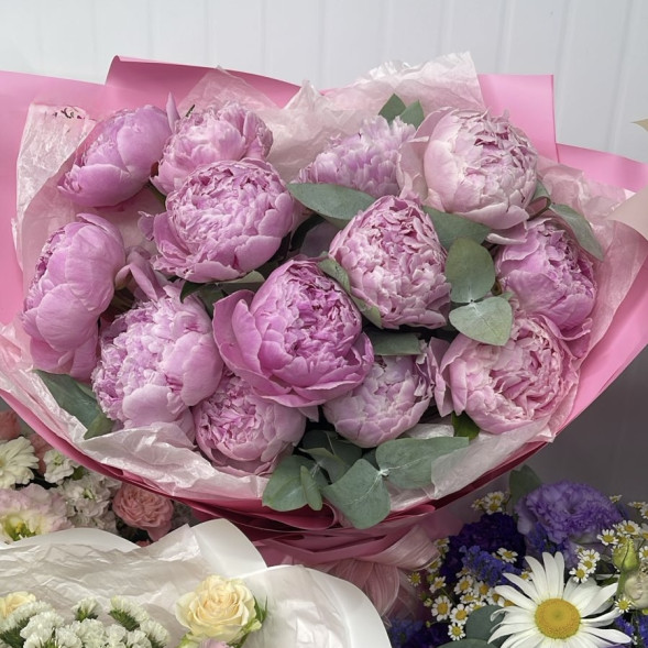 Букет 13 нежных пионов в упаковке в Коктебеле