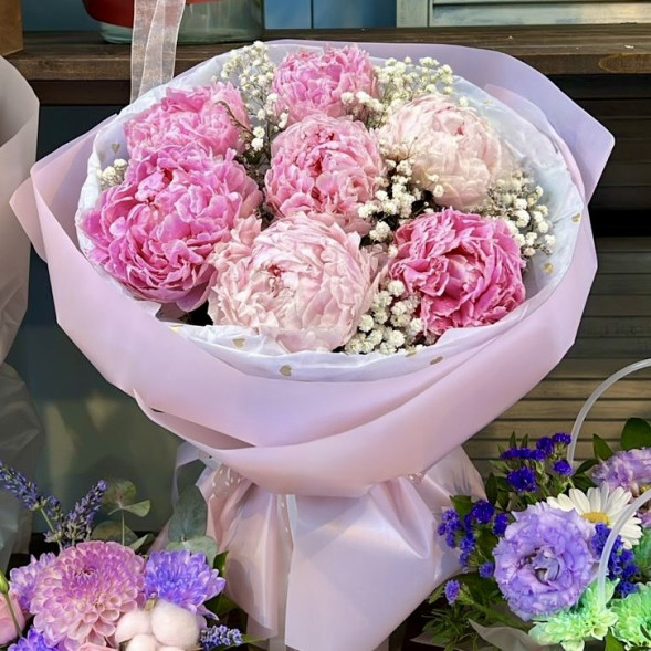 Букет 7 нежных пионов с гипсофилой в Коктебеле