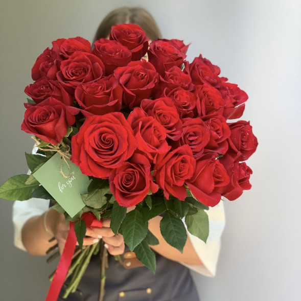 27 красных импортных роз, лента в Коктебеле