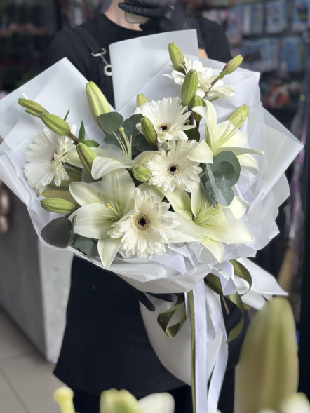 Букет с лилией и герберами в Коктебеле