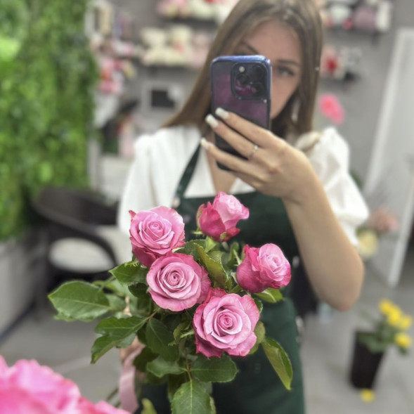 Букет 5 розовых роз в Коктебеле