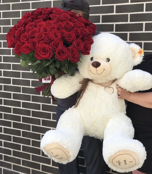 Подарочный набор из 51 красной розы и большого плюшевого мишки в Коктебеле