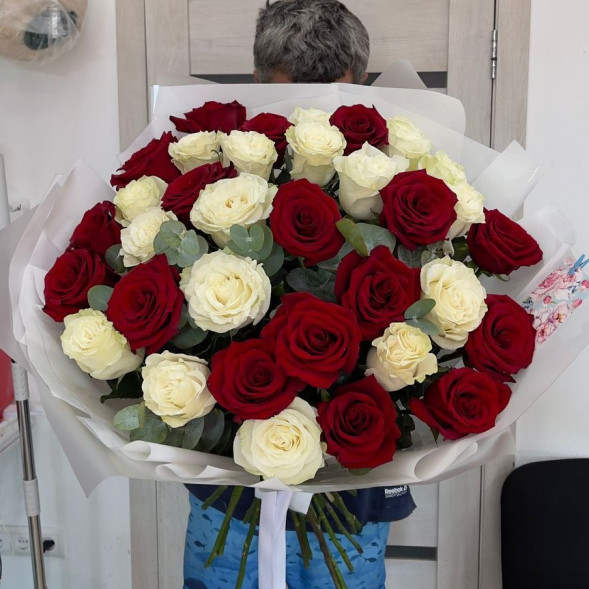 35 роз Эквадор Премиум с эвкалиптом в Коктебеле