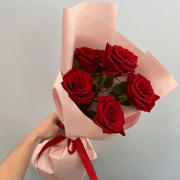 Стильный букет 5 красных роз в Коктебеле