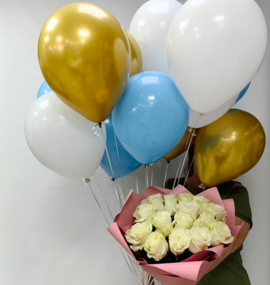 Букет 15 белых роз и 15 гелиевых шаров в Коктебеле