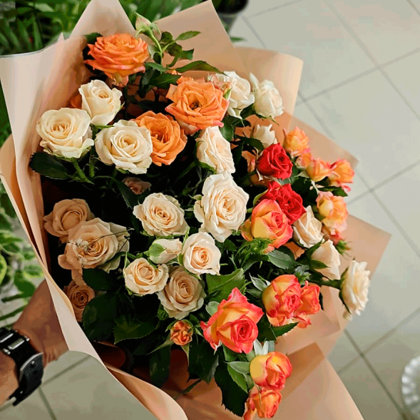 Букет 7 кустовых роз в Коктебеле