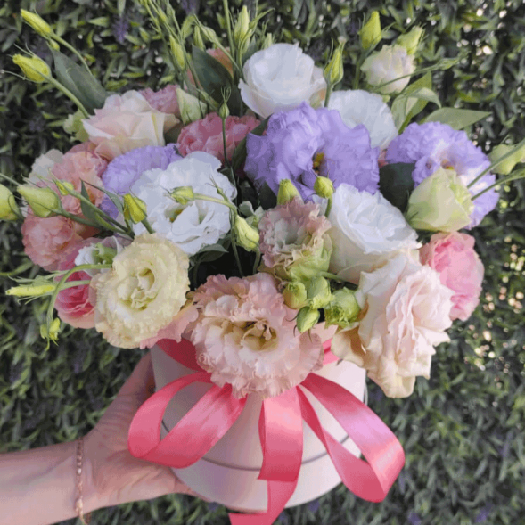 Нежный микс эустом в шляпной коробке в Коктебеле