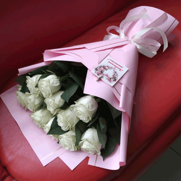 Букет 11 белых роз в упаковке в Коктебеле